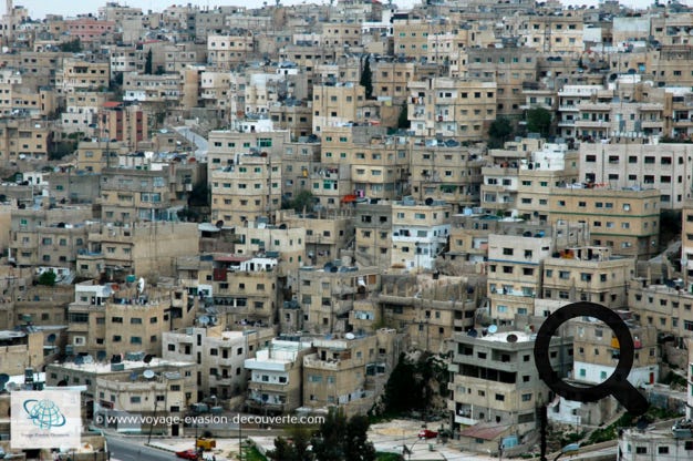 Capital de la Jordanie, Amman à l'époque romaine, elle était appelée Philadelphia et apparaît dans la Bible sous le nom de Rhabbat Ammon. Elle est d'ailleurs l'une des plus vieilles villes du monde à être toujours habitée. C’est la plus grande ville de Jordanie.   