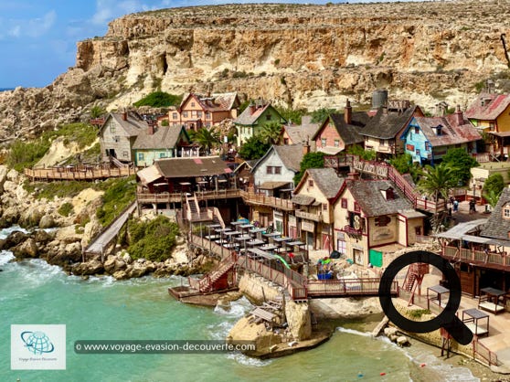 Connue sous le nom de Popeye Village (village de Popeye), la baie a servi de lieu de tournage pour la comédie musicale Popeye sortie en 1980 avec l'acteur Robin Williams qui incarnait le personnage vedette amateur d'épinards.  Pour le film, ils ont reconstitué un village de maisonnettes bancales en bois et très colorées afin de se rapprocher au plus près de la bande dessinée. 