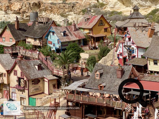 Connue sous le nom de Popeye Village (village de Popeye), la baie a servi de lieu de tournage pour la comédie musicale Popeye sortie en 1980 avec l'acteur Robin Williams qui incarnait le personnage vedette amateur d'épinards.  Pour le film, ils ont reconstitué un village de maisonnettes bancales en bois et très colorées afin de se rapprocher au plus près de la bande dessinée. 