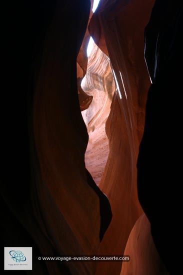 On dit que tout ce qui est petit est mignon, et bien ici, cela prend tout son sens… Ce petit canyon est tout simplement superbe, une vraie palette de couleurs ocres.  L’érosion et le vent ont creusé dans le grès cette crevasse étroite et très profonde, créant une draperie de roches qui  s’enroulent vers l’azur. Des vagues minérales qui s’entortillent d’ombre et de lumière. Un défilé creusé dans un plateau  de grès rouge et rose appelé Navajo sandstone. Des puits de lumière jouent sur les changements de couleurs des parois, illuminées quand le soleil est à son zénith.