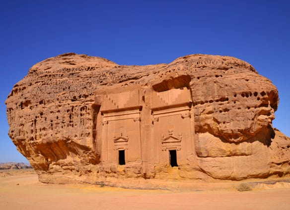 Cette Terre de princes, de déserts et de pétrole s'ouvre peu à peu au tourisme. Elle recèle des trésors inimaginables. Au-delà du désert du Rub Al-Khali qui occupe une grande partie du territoire, l'Arabie Saoudite offre de nombreux vestiges comme les sites  archéologiques nabatéens de Madâin Sâlih de l'ancienne cité d'Hégra qui rivalisent avec la cité de Petra de Jordanie.  C'est aussi un voyage des extrêmes, dans cet interminable désert de sable, quelques  villes ultra-modernes émergent aux abords d'oasis de verdure. 