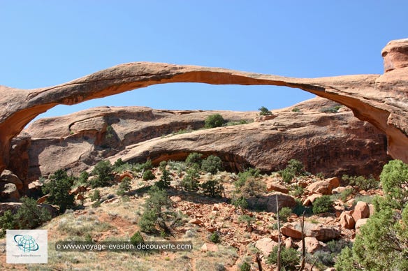 Il est connu pour sa grande concentration d’arches rocheuses naturelles, mais aussi par des falaises et buttes travaillées  par l'érosion. Les fortes amplitudes thermiques et les forces conjuguées de la nature, pluie, neige et gel, y ont façonnées au fils des millénaires des paysages somptueux. 