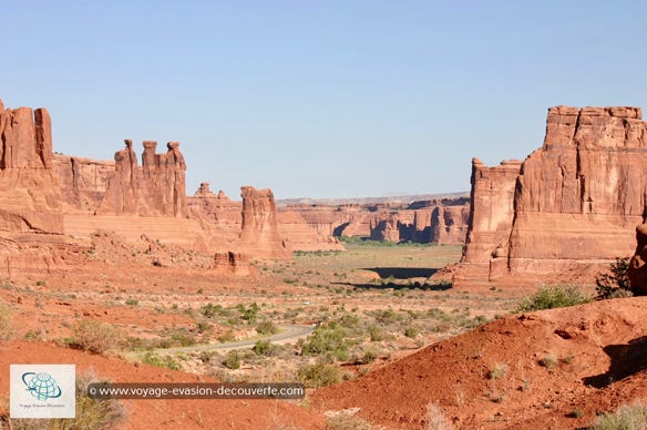 Il est connu pour sa grande concentration d’arches rocheuses naturelles, mais aussi par des falaises et buttes travaillées  par l'érosion. Les fortes amplitudes thermiques et les forces conjuguées de la nature, pluie, neige et gel, y ont façonnées au fils des millénaires des paysages somptueux. 