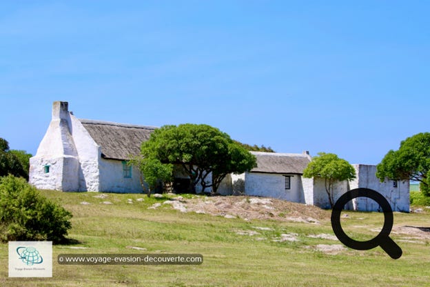 Ce joli village de pêcheurs, caractérisé par ses maisons blanchies à la chaux et au toit de chaume, est reste intact et a été déclaré monument national dans son intégralité. Encore maintenant, les pêcheurs partent toujours en mer dans des bateaux du style de l’époque qui aurait été familier aux habitants au début du XIXe siècle.