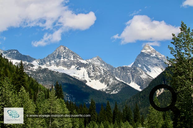 Le parc national de Jasper est le plus grand des parcs nationaux canadiens, des Rocheuses canadiennes.  Il couvre 10 878 km². Il abrite les grands glaciers du champ de glace Columbia, des sources chaudes, des lacs  et des chutes d'eau.