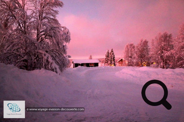 Nous sommes arrivés par avion dans la petite ville de Kittilä dans le Nord-Ouest de la Finlande. Notre chauffeur nous attendait et une fois les bagages dans le coffre, nous sommes partis en direction de notre camp de base qui se trouvait à environ 1h de voiture près de la frontière suédoise.