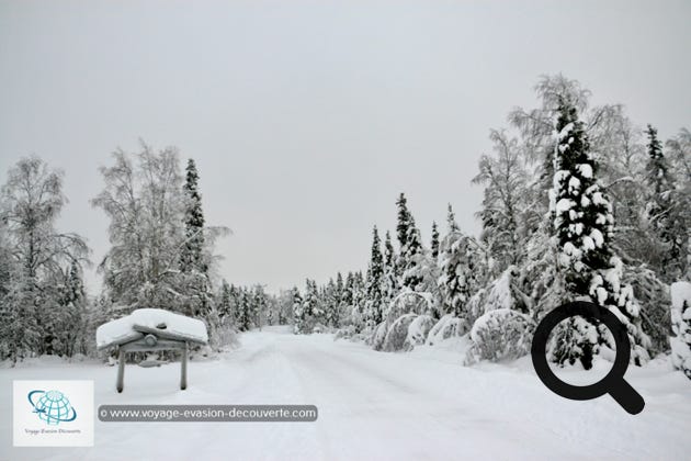 Nous sommes arrivés par avion dans la petite ville de Kittilä dans le Nord-Ouest de la Finlande. Notre chauffeur nous attendait et une fois les bagages dans le coffre, nous sommes partis en direction de notre camp de base qui se trouvait à environ 1h de voiture près de la frontière suédoise.