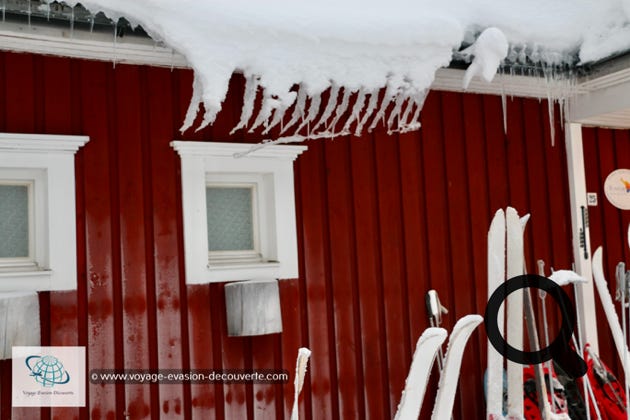 Nous sommes arrivés par avion dans la petite ville de Kittilä dans le Nord-Ouest de la Finlande. Notre chauffeur nous attendait et une fois les bagages dans le coffre, nous sommes partis en direction de notre camp de base qui se trouvait à environ 1h de voiture près de la frontière suédoise.