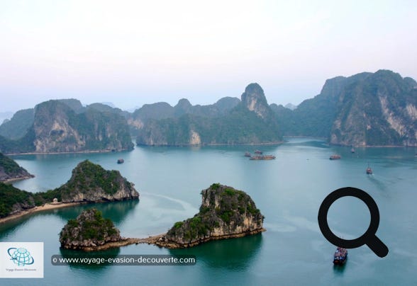 En fin d’après midi, nous sommes arrivés dans  une baie de l’île de Titop d’où l’on peut monter  un escalier de 417 marches menant au sommet  du mont Titop où la vue à 360° sur la baie  d’Hạ Long est magnifique.  