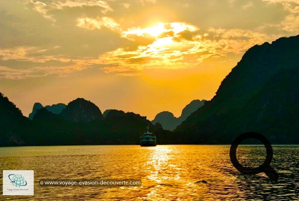 En fin d’après midi, nous sommes arrivés dans  une baie de l’île de Titop d’où l’on peut monter  un escalier de 417 marches menant au sommet  du mont Titop où la vue à 360° sur la baie  d’Hạ Long est magnifique.  