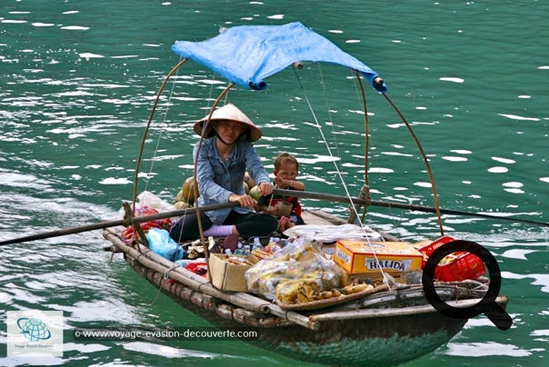 Nous sommes passés à coté de cabanes flottantes formant de minuscules villages flottants de pêcheurs où des vendeurs itinérants essayent de vous vendre quelques articles.  