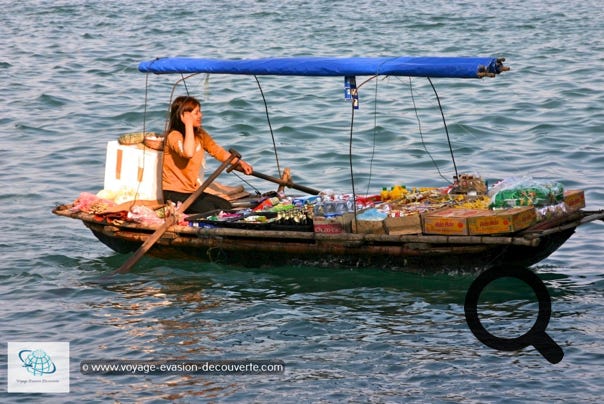 Nous sommes passés à coté de cabanes flottantes formant de minuscules villages flottants de pêcheurs où des vendeurs itinérants essayent de vous vendre quelques articles.  