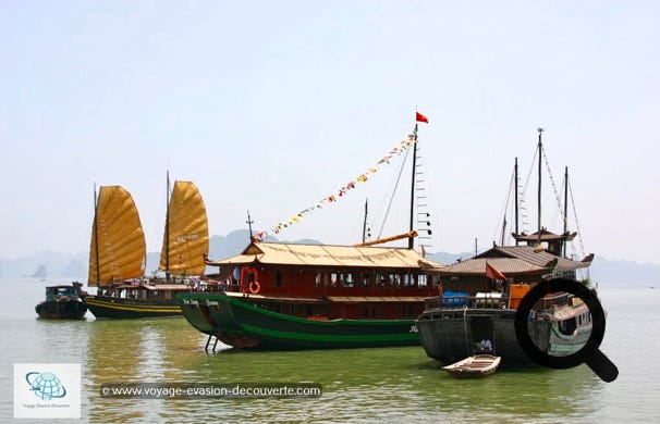 Une fois arrivé, nous sommes montés sur notre rafiot, une jonque de bois et bambou très typique. Bien installés dans notre petite cabine, nous sommes remontés pour voir le bateau quitter le quai.   