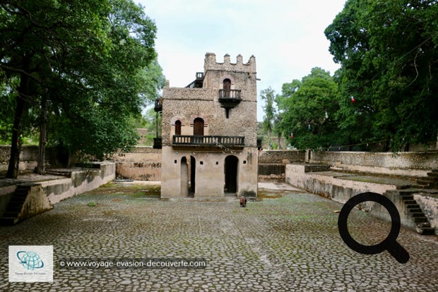 Ces bains, étaient destinés à l'origine aux ébats nautiques du monarque et de ses proches ou à des célébrations religieuses. L’édifice principal est une structure crénelée à deux étages qui occupe l’extrémité d’une pièce d’eau rectangulaire.