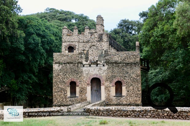 Ces bains, étaient destinés à l'origine aux ébats nautiques du monarque et de ses proches ou à des célébrations religieuses. L’édifice principal est une structure crénelée à deux étages qui occupe l’extrémité d’une pièce d’eau rectangulaire.