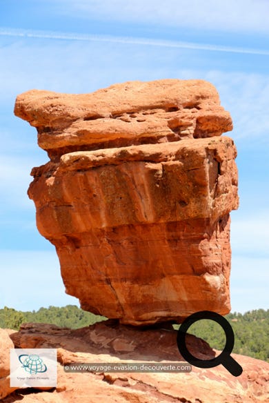 Venez photographier ce célèbre rocher en équilibre qui a l'air de tenir debout par miracle.