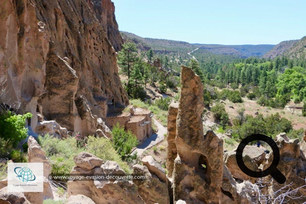 Le parc a été créé en 1916 pour protéger des ruines de l'ancienne civilisation amérindienne Anasazi, ancêtre des Indiens Pueblos. Il est situé à 65 km au Nord de Santa Fe. Son nom provient de l'ethnologue américain Adolph Francis Alphonse Bandelier.