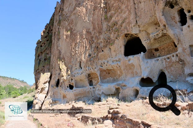 Le parc a été créé en 1916 pour protéger des ruines de l'ancienne civilisation amérindienne Anasazi, ancêtre des Indiens Pueblos. Il est situé à 65 km au Nord de Santa Fe. Son nom provient de l'ethnologue américain Adolph Francis Alphonse Bandelier.