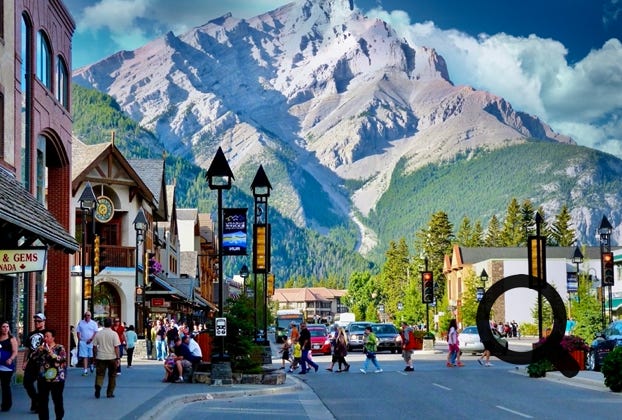 Située à 1 328 m d'altitude, cette charmante ville est nichée dans les montagnes rocheuses. Elle offre à ses visiteurs des paysages époustouflants de beauté. Elle est devenue, en toute logique, une destination touristique de premier choix pour les touristes du monde entier. 