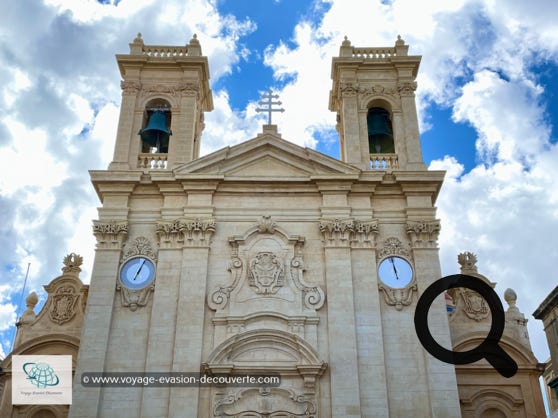 Située dans le quartier du vieux Rabat, elle se trouve sur la place San Ġorġ. La construction de la basilique remonte à 1678, mais celle-ci est par la suite gravement endommagée durant grand le tremblement de terre de 1693.  Sa reconstruction sera longue et très coûteuse. Il a fallu plusieurs siècles pour que la basilique soit telle qu'elle est aujourd'hui. Comme exemple ; sa façade sera achevée en 1818, et le dôme seulement au cours du XXe siècle. Sa façade assez sobre est recouverte de marbre et de stuc doré. Son énorme porte, qui est un ajout récent, est entièrement faite de bronze. 