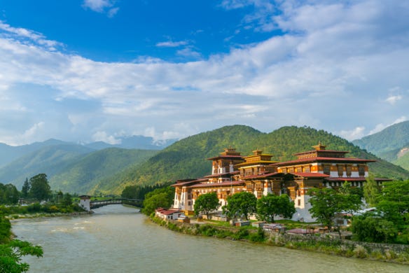 Ce petit royaume est une perle rare, le joyau de l'Himalaya.  Perdu entre les nuages et les rhododendrons géants, ce pays offre l'authenticité d’une  contrée préservée, d'une pureté de l’air balayé par des brises délicates, d'une singularité  de sa culture et de sa qualité de vie. 