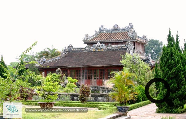 Nous sommes partis commencer  notre exploration à la Citadelle Impériale Kinh Thành. L’entrée Ngo Mon, la porte du Midi, est l’unique porte d’entrée de l’enceinte impériale. La visite est vraiment très agréable, le lieu est magnifique et paisible. Vous découvrez au détours d’un jardin, des palais ou des pavillons  superbement sobres ou joliment décorés.  