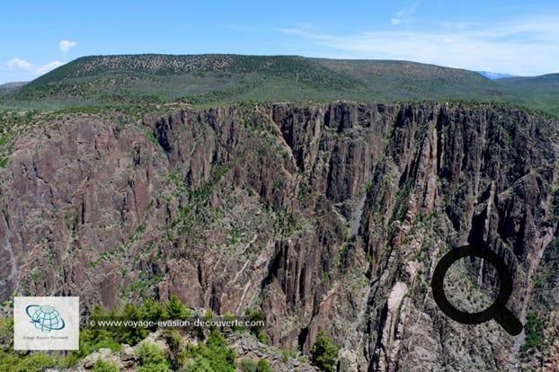 Profond, raide et étroit sont les trois adjectifs qui représentent le mieux ce canyon. Avec ses couleurs sombres et opaques, ce Canyon Noir de la rivière Gunnison, diffère de tous autres canyons, notamment par sa profondeur de plus de 800 m et son écartement de seulement 300 m à certains endroits.