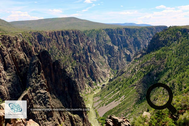 Profond, raide et étroit sont les trois adjectifs qui représentent le mieux ce canyon. Avec ses couleurs sombres et opaques, ce Canyon Noir de la rivière Gunnison, diffère de tous autres canyons, notamment par sa profondeur de plus de 800 m et son écartement de seulement 300 m à certains endroits.