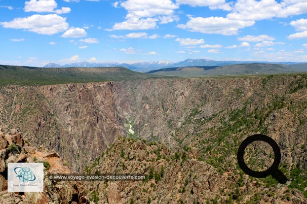 Profond, raide et étroit sont les trois adjectifs qui représentent le mieux ce canyon. Avec ses couleurs sombres et opaques, ce Canyon Noir de la rivière Gunnison, diffère de tous autres canyons, notamment par sa profondeur de plus de 800 m et son écartement de seulement 300 m à certains endroits.