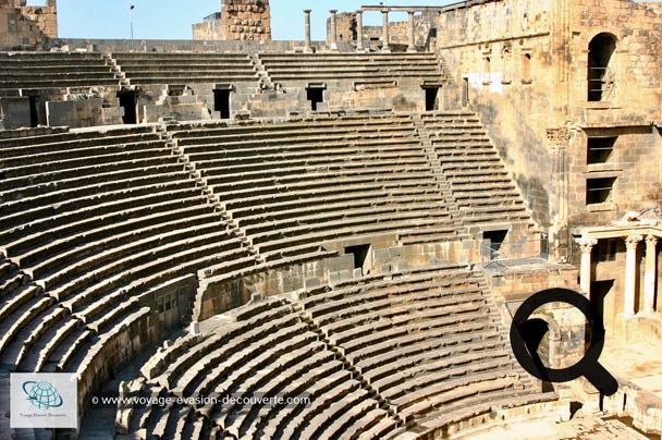 C’est une ancienne capitale de la région du Hauran. Située dans une région très fertile, au débouché des caravanes venant d’Arabie, Bosra connut la prospérité et joua un important rôle commercial. Très tôt christianisée, Bosra devint une étape importante sur l'ancienne route caravanière de La Mecque. Elle conserve, enserrés dans ses épaisses murailles, un théâtre romain du IIe siècle, des ruines paléochrétiennes et plusieurs mosquées plus tardives.