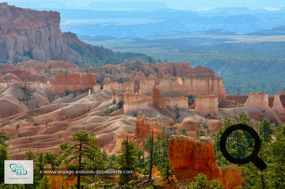 Ce n’est pas vraiment un canyon mais plutôt un plateau calcaire dont l’érosion a créé des colonnes rocheuses d’une étonnante gamme de couleurs. Connu pour ses cheminées de fée de couleurs dégradées allant du beige, du rose et du rougeâtre. C’est tout simplement magnifique.  Les meilleurs moments pour observer le paysage sont le lever et le coucher du soleil.