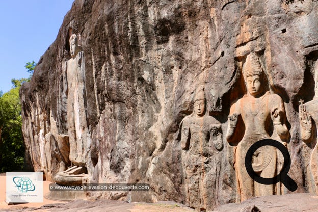 Ce superbe ensemble monumental qui date du Xème siècle, est constitué de sept statues sculptées dans une paroi rocheuse de 20 m de haut sur 100 m de large.