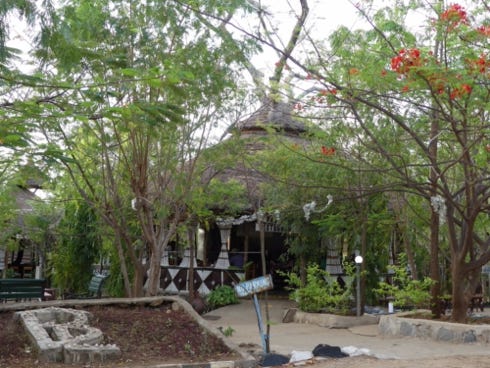 Ce Lodge se situe dans un endroit isolé et tranquille à quelques kilomètres de Turmi, bien aménagé  et entretenu au milieu d'un jardin magnifique. L'accueil est sympa et les chambres sont assez grandes  avec l'essentiel ; literie convenable, ventilateur au plafond et petite salle de bain. Electricité seulement le matin et le soir (générateur), internet très lent au restaurant.  Très bons diner et petit déjeuner (buffet), avec produits de qualité (légumes du jardin) et un service  rapide.