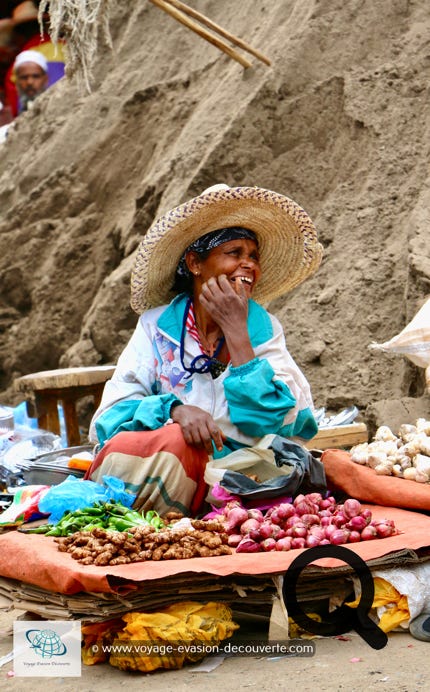 C'est le plus grand marché en plein air d'Afrique car il s'étend sur plusieurs kilomètres carrés. Ce vaste marché se situe dans le district d'Addis Ketema. Lieu idéal pour s'imprégner de la vie des habitants d'Addis-Abeba et pour découvrir l'ébullition de cette belle capitale.