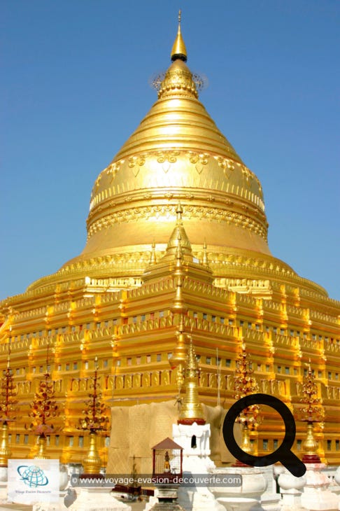 Cette impressionnante pagode aurait été construite à partir de 1059 par le roi Anawrahta pour abriter un os de la mâchoire et une dent du Bouddha qu'il avait obtenus à l'issue de sa campagne contre le Royaume de Dali, dans l'actuel Yunnan. Il fut achevé sous le règne de son fils Kyanzittha, en 1102. 