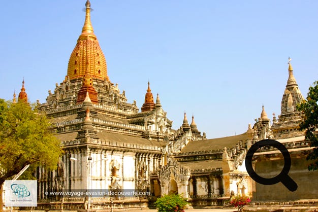 Ce temple est l’un des plus beaux de la région de Bagan. Édifié par le roi Kyanzittha en 1091, il était originellement dédié à la "sagesse infinie" du bouddha (ananta pinya). Cependant ce terme a été confondu avec le nom d'Ananda, cousin du Bouddha.