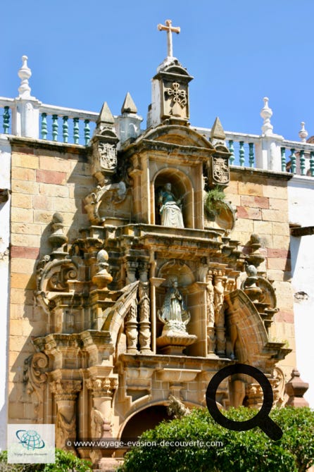 La cathédrale de Sucre est située sur la place 25 de Mayo. C’est un superbe édifice mélangeant les styles renaissance et baroque métis. Sa construction débuta en 1551 et se termina en 1712 en suivant l’évolution des styles. 
