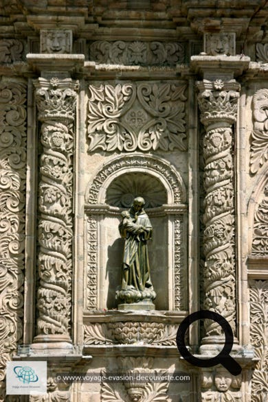 Elle est située dans le centre de la ville de La Paz, sur la place Plaza San Francisco. Les Franciscains fondèrent le couvent de San Francisco, entre 1548 et 1549.  