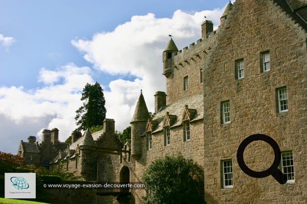 Le château a été construit à la fin du XIVe siècle, c’est une maison-tour entourée de très jolis jardins dans la paroisse civile de Cawdor. 