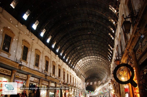 C’est un marché couvert situé à l'entrée de la vieille ville, du côté de la porte Bab al Faraj. Très représentatif de la Damas métropolitaine, il mélange les traditions orientales et l'industrie moderne, notamment grâce à son toit métallique en forme d'arche. Séparés par des colonnes doriques issues de la Damas antique, les échoppes vendent des vêtements pour femmes, de la marqueterie, de la maroquinerie et des gadgets pour touristes. Idéal pour se baigner dans l’ambiance de cette superbe ville.