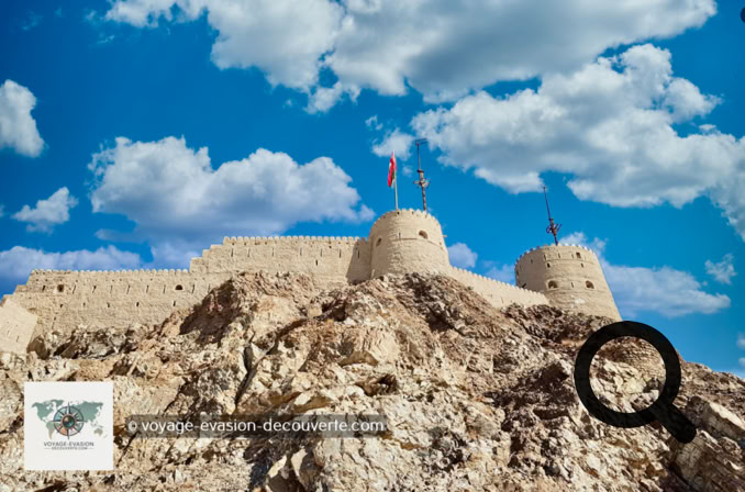 Accroché aux collines escarpées des montagnes d'Al Hajar, le fort de Muttrah domine fièrement le port naturel du même nom. Depuis sa position stratégique, il offrait autrefois une vue imprenable sur la baie et les environs, rendant Muttrah extrêmement difficile à attaquer.