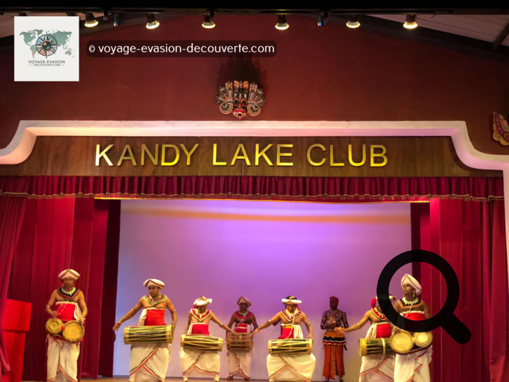 En fin d'après-midi, nous avons assisté au Kandy Lake Club à un spectacle culturel traditionnel de Kandy, un incontournable pour découvrir les arts vivants du Sri Lanka. Ces représentations mettent à l'honneur la richesse de la culture kandyenne à travers la danse, la musique et les costumes colorés.