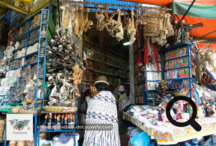 C’est un lieu incontournable de vente d'objets rituels et de pratique de rites magiques de la culture aymarane. Les Aymaras conservent des croyances ancestrales et vénèrent la déesse de la terre, la Pachamama, et aussi le Soleil et de nombreuses autres divinités. 