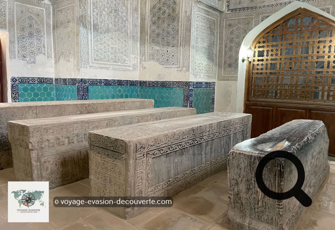 Non loin de là, on découvre les mausolées de Shamsiddin Kulol et de Gumbazi Sayidon. 