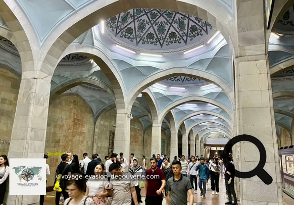 Autre curiosité de la ville : le métro de Tachkent. Construit à l’époque soviétique, il est considéré comme l’un des plus beaux du monde avec celui de Moscou. Chaque station est une œuvre d’art à part entière : marbres polis, mosaïques, lustres monumentaux, motifs orientaux ou soviétiques…