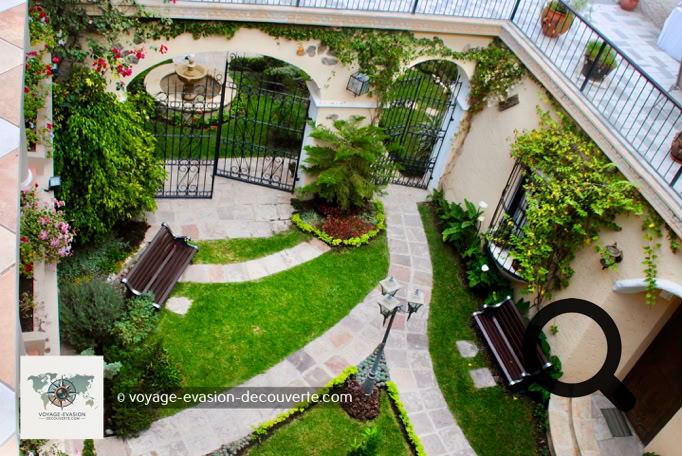 Une vraie merveille, c’est un très bel hôtel de style colonial. Nous avons très apprécié la gentillesse et le professionnalisme du personnel. Le cadre est superbe et les chambres grandes et très calmes. Il se situe à quelques centaines de mètres du centre ville et de la place 25 de Mayo. 