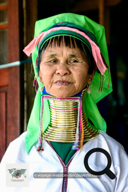 Les femmes de cette tribu portent des ornements autour du cou que l’on peut qualifier de  collier-spirale.