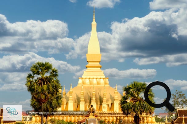 Le temple de Pha That Luang est le monument bouddhique le plus sacré du pays, emblématique du Laos, on raconte qu'il renferme un cheveu de Bouddha ! Cet immense Stūpa quadrangulaire de 35 mètres de hauteur, recouvert de feuilles or, a été érigée en 1566.