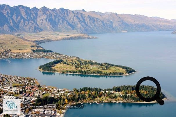 Cette charmante petite ville a été notre coup de cœur… Si je devais choisir de vivre en Nouvelle-Zélande et bien ce serait ici et en voilà les raisons ; Déjà la région est splendide, la ville d’une taille humaine est très agréable à vivre et Queenstown est réputée pour être une des capitales de la gastronomie en Nouvelle-Zélande. La ville se situe également à proximité d'une région viticole. Le cépage le plus répandu est le Pinot noir. Mais elle est aussi le paradis des sportifs et est surtout connue des amateurs de sensations fortes comme le saut à l'élastique, le rafting, le hors-bord, le parapente, le parachute et beaucoup d’autres disciplines.