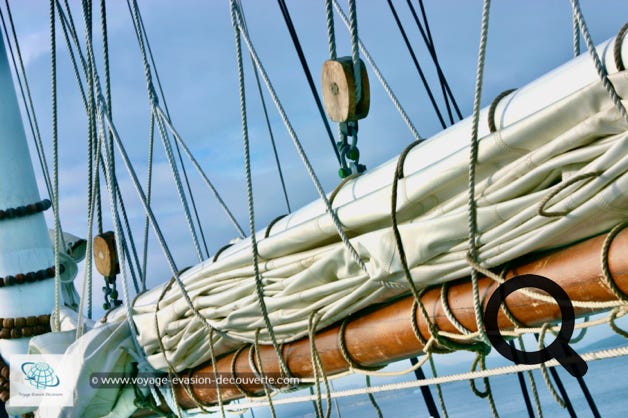 Le Rembrandt est un voilier polaire de croisière de 451 tonnes au charme d’ancien schooner fait de boiseries avec une très bonne tenue en mer. Ancien lougre construit au début du 20ème siècle, en 1990, il est devenu un bateau de pêche naviguant des Pays-Bas aux Galápagos avant de devenir une belle goélette, spécialisée dans le tourisme.